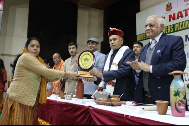 महिलाओं की स्किल डेवलपमेंट v शारीरिक स्वच्छता पर चलाए गए जागरूकता अभियान पर कैरियर पॉइंट यूनिवर्सिटी हमीरपुर में राष्ट्रीय अवार्ड से सम्मानित