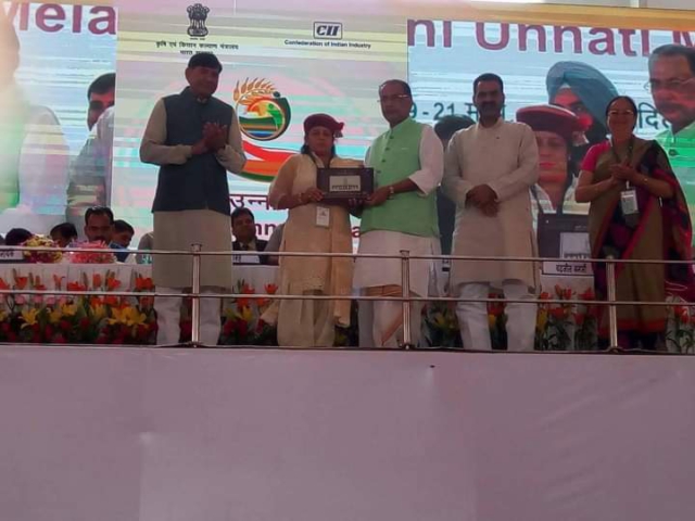 केंद्रीय कृषि मंत्री राधा मोहन सिंह द्वारा कृषि पर किए गए बेहतरीन कार्य पर राष्ट्रीय सम्मान दिया गया